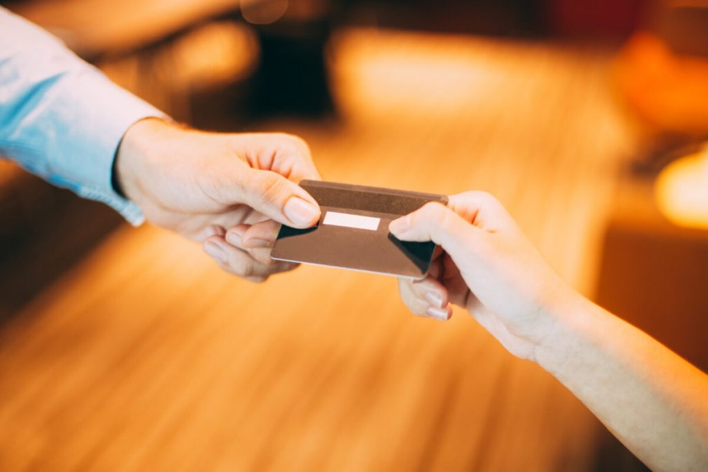 Representação de como cartão de crédito adicional funciona